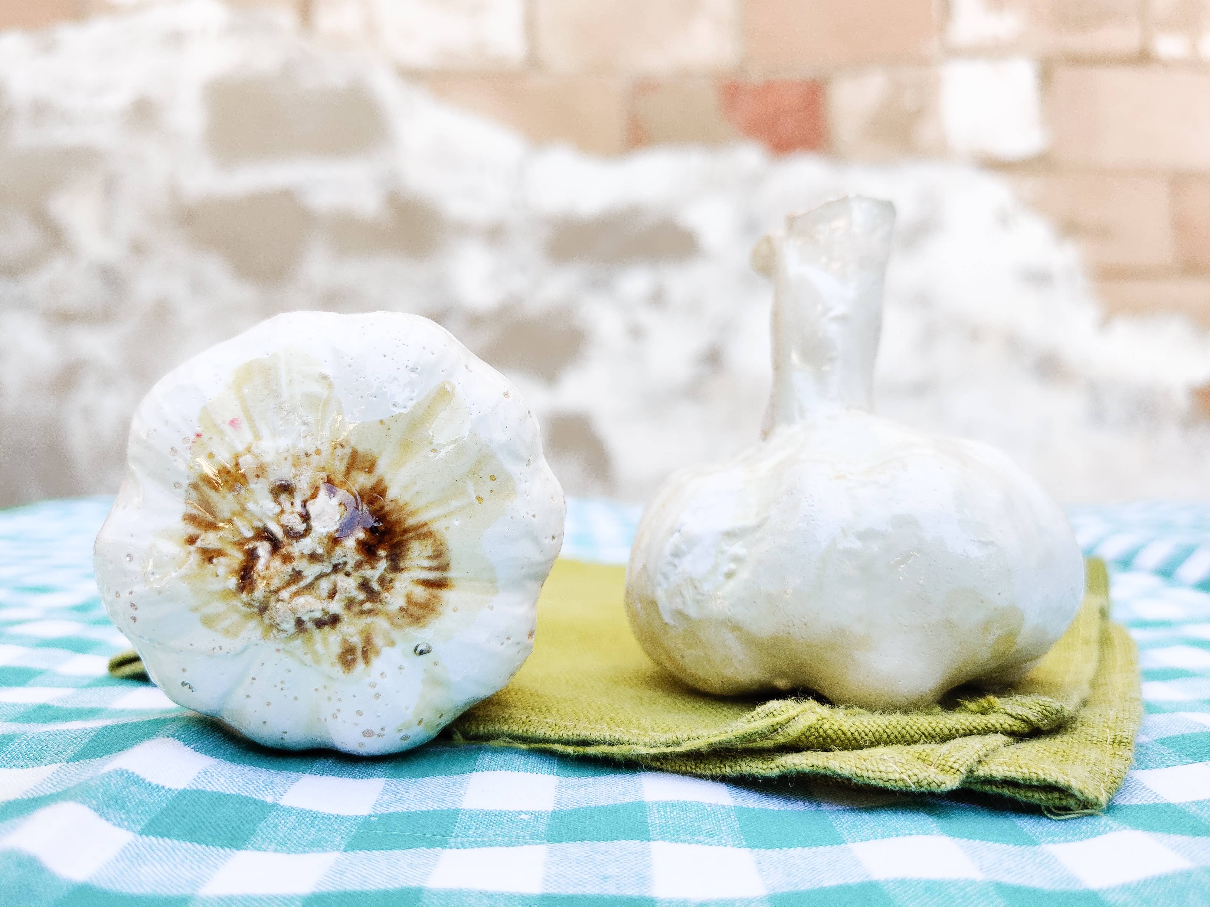 Ceramic garlic